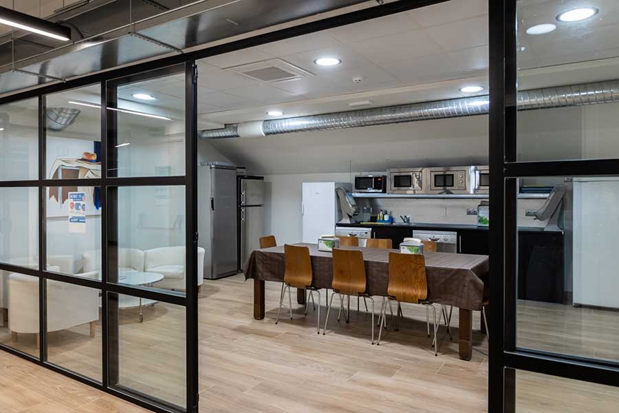 Mantenimiento profesional de climatización en oficinas pequeñas y coworkings en Madrid. Confort y eficiencia con TH Mantenimiento.