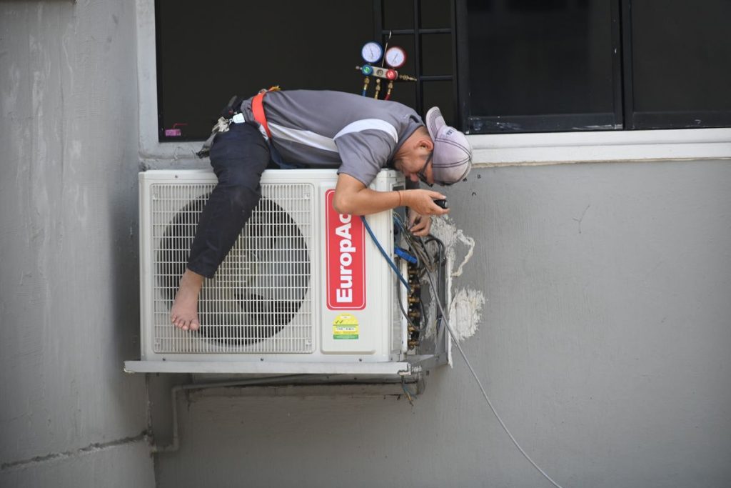 Técnico revisando una unidad de climatización