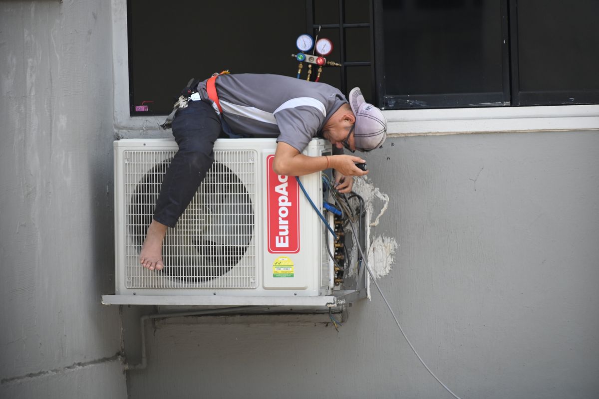 Técnico revisando una unidad de climatización